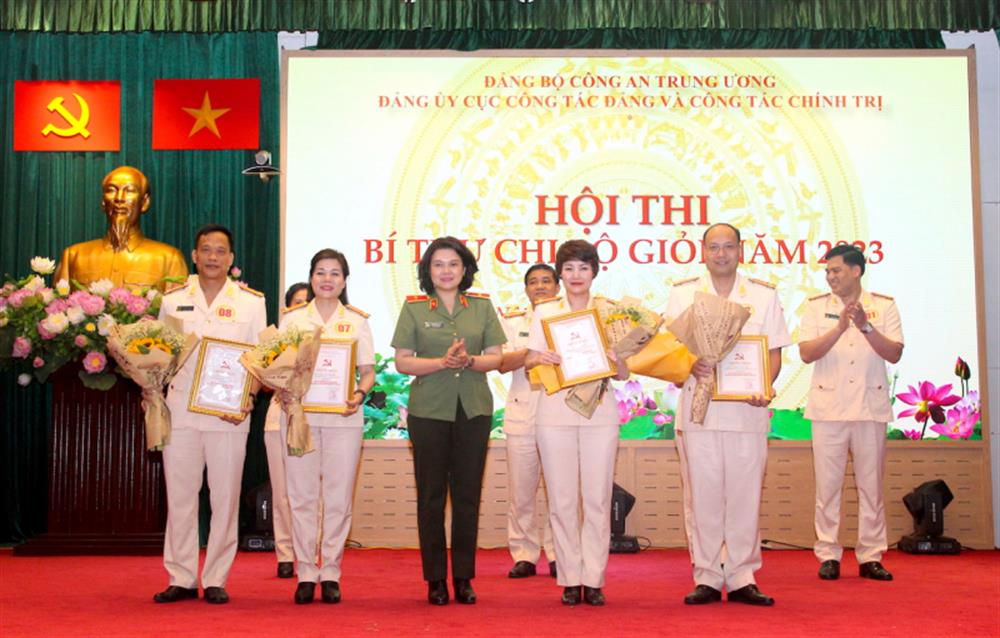 trao 4 giải C cho Thượng tá Nguyễn Thị Thuý Hiền, Bí thư Chi bộ Phòng Văn hoá, văn nghệ; Thượng tá Nguyễn Mạnh Hải, Bí thư Chi bộ Phòng Điều lệnh, quân sự, võ thuật; Trung tá Trần Thị Út Lan, Bí thư Chi bộ Nhà hát Ca múa nhạc CAND; Thượng tá Nguyễn Xuân Hải, Bí thư Chi bộ Trung tâm Huấn luyện và thi đấu thể thao CAND.