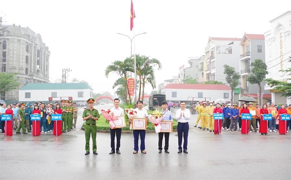 Ban Tổ chức trao Giải Nhất, Nhì, Ba cho các đội tuyển có thành tich xuất sắc tại Phần thi lý thuyết và thực hành