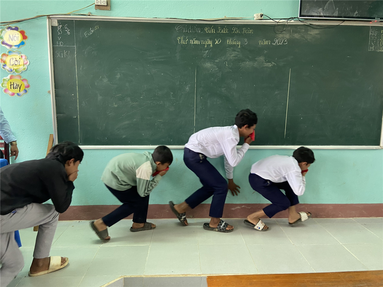 Hướng dẫn cho học sinh kỹ năng thoát nạn khi có sự cố cháy xảy ra.