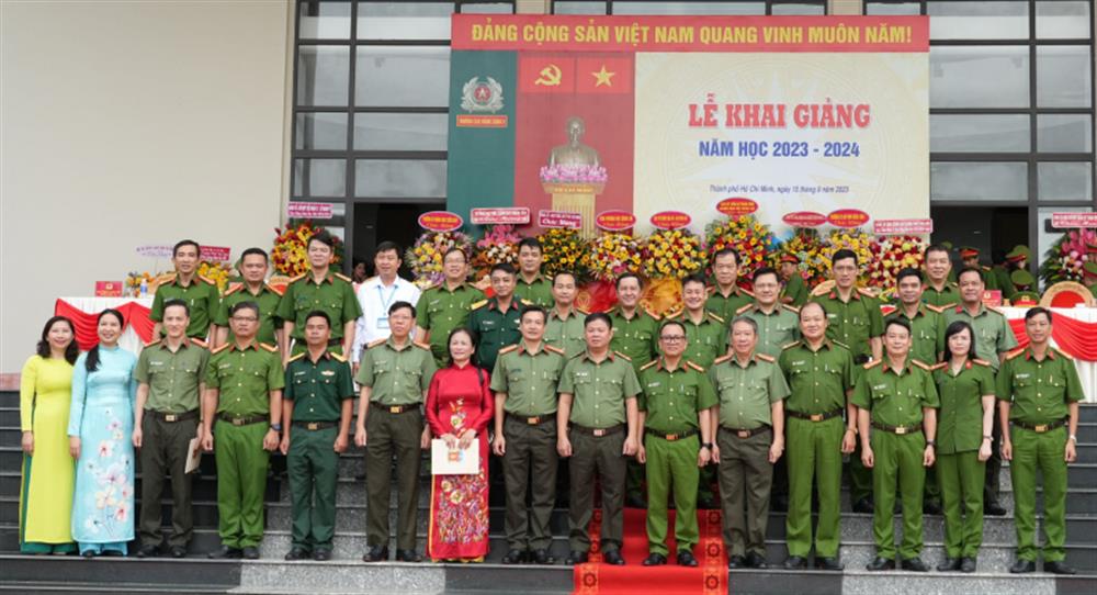 Các đại biểu tại buổi lễ khai giảng năm học mới của Trường Cao đẳng CSND II.