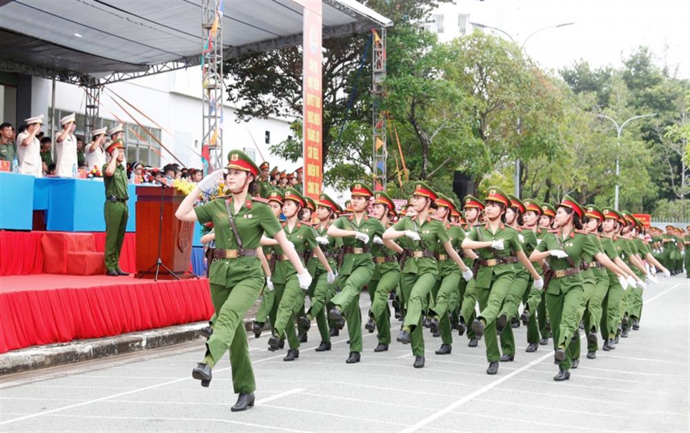 Khối nữ học viên Đại học CSND duyệt binh tại buổi Lễ.