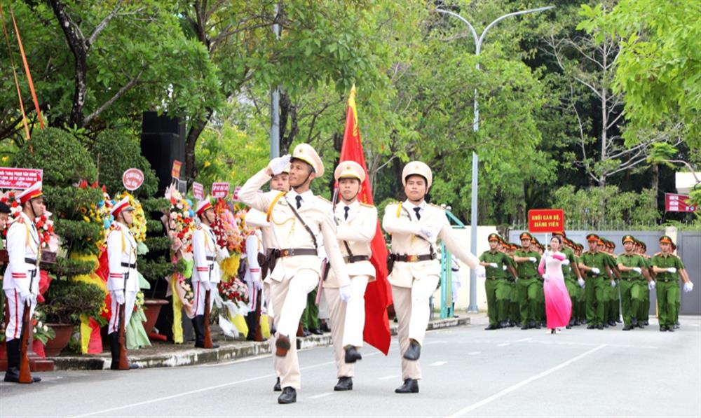 Khối cán bộ, giảng viên Đại học CSND duyệt binh tại buổi lễ.