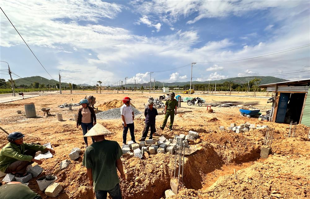 Những ngày này gia đình hộ ông Huỳnh Ngọc Khanh, ở thôn Phước Lợi, xã Phổ Nhơn khẩn trương đổ móng, xây nhà mới tại khu tái định cư khang trang ngay trung tâm xã Phổ Nhơn. Dự án đường bộ cao tốc Bắc - Nam đi qua, diện tích đất ở và đất vườn của gia đình ông Huỳnh Ngọc Khanh bị thu hồi trên 1.000m2, cùng 02 căn nhà cấp 4. Sau khi được chính quyền địa phương, Công an xã tuyên truyền, vận động, gia đình ông Khanh chủ động tháo gỡ, dọn dẹp, di chuyển tài sản để bàn giao mặt bằng. Ông Huỳnh Ngọc Khanh hồ hởi chỉ tay về lô đất đang xây nhà trong khu tái định cư: "Ở tuổi 76 này được bố trí chỗ ở khu tái định cư như vầy đối với tôi quá là sung sướng. Cơ sở hạ tầng đường sá, điện, nước đầy đủ tiện nghi. Nhà nước lo cho người dân chu đáo như vầy tôi thấy rất mãn nguyện" ông Huỳnh Ngọc Khanh chia sẻ.  Theo bà Huỳnh Thị Sáu, Trưởng Ban Công tác mặt trận thôn Phước Lợi, xã Phổ Nhơn cho biết, trong quá trình thực hiện, nếu hộ nào chưa đồng thuận thì Công an xã, chính quyền địa phương cùng với mặt trận thôn Phước Lợi đến từng nhà để vận động, giải thích. Trường hợp hộ nào vẫn kiên quyết không bàn giao mặt bằng thì UBND xã có văn bản mời Tổ vận động của thị xã Đức Phổ về đối thoại, giải thích. "Đến các hộ nhiều lần, có nhiều hộ không hợp tác việc đồng thuận nhưng chúng tôi không ngại khó mà nản. Không đi trưa thì đi tối, dù khó khăn vẫn đi gặp cho được gia đình vận động, nhờ kiên nhẫn giải thích mà các hộ dân dần đồng thuận với chính quyền địa phương". Dự án cao tốc Quảng Ngãi - Hoài Nhơn đi qua thị xã Đức Phổ có chiều dài 30 km. Thị xã Đức Phổ cũng đã bố trí 11 khu tái định cư với 727 lô đất cho người dân. Tại xã Phổ Nhơn, chính quyền và Công an xã đã vận động, tuyên truyền người dân bàn giao 99% diện tích đất nông nghiệp nơi có dự án đi qua. Riêng đất do Nhà nước quản lý, người dân xã Phổ Nhơn đã thu hoạch cây và hoàn tất việc giao mặt bằng.   Trung tá Đào Văn Minh - Trưởng Công an xã Phổ Nhơn, TP Quảng Ngãi chia sẻ: “Trong công tác giải phóng mặt bằng đã phát sinh các khó khăn, đòi hỏi phải kịp thời tháo gỡ để tạo sự đồng thuận trong nhân dân. Công an xã tham mưu chính quyền địa phương đã tập trung chỉ đạo, giải quyết, tháo gỡ các vướng mắc, bảo đảm hài hòa lợi ích chính đáng của nhân dân; tích cực gặp gỡ, đối thoại, kịp thời lắng nghe, giải đáp các ý kiến, thắc mắc của người dân, nhất là các hộ có đất bị thu hồi phục vụ dự án ".    Điển hình như trường hợp gia đình ông Lê Tiến Tâm, ở thôn Phước Lợi, xã Phổ Nhơn liên quan đến việc giải phóng mặt bằng đối với dự án đường cao tốc. Lúc đầu do ông Tâm chưa hiểu hết các quy định của Nhà nước về giải phóng mặt bằng nên có nhiều kiến nghị, thắc mắc. Nắm bắt tâm tư, nguyện vọng của công dân, Công an xã trực tiếp tới gia đình ông Tâm, làm tốt công tác tư tưởng, đồng thời tuyên truyền, vận động, giải thích và cùng tìm cách tháo gỡ từng nút thắt của vấn đề. Từ đó, ông Tâm đã đồng thuận với chủ trương thu hồi 3.200 m2 đất rừng khai hoang của gia đình để phục vụ nhiệm vụ chung của tỉnh.  Đại tá Đào Quang Minh - Trưởng Công an thị xã Đức Phổ nhấn mạnh: "Công an xã thường xuyên bám sát địa bàn, gần dân, sát hộ gia đình. Cho nên dù nhiều trường hợp lúc đầu kiên quyết không đồng tình nhưng nhờ Công an xã xuống giải thích, tuyên truyền vận động có lý có tình, nhiều người dân tự giác tháo gỡ các công trình, chặt cây rồi giao mặt bằng cho địa phương".  Xác định đây là dự án quan trọng, tạo động lực mới góp phần thúc đẩy kinh tế - xã hội của tỉnh, bên cạnh sự quyết tâm của chính quyền địa phương, lực lượng Công an đã nỗ lực tuyên truyền, vận động giúp người dân hiểu và chung sức cùng địa phương, góp phần đẩy nhanh tiến độ Dự án cao tốc Bắc-Nam./.