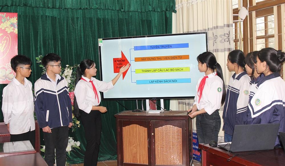 Học sinh phấn khởi trải nghiệm học tập trên môi trường số.