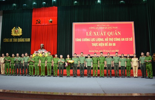 Lãnh đạo Công an tỉnh tặng hoa cho cán bộ, chiến sĩ được tăng cường cho Công an các địa phương.