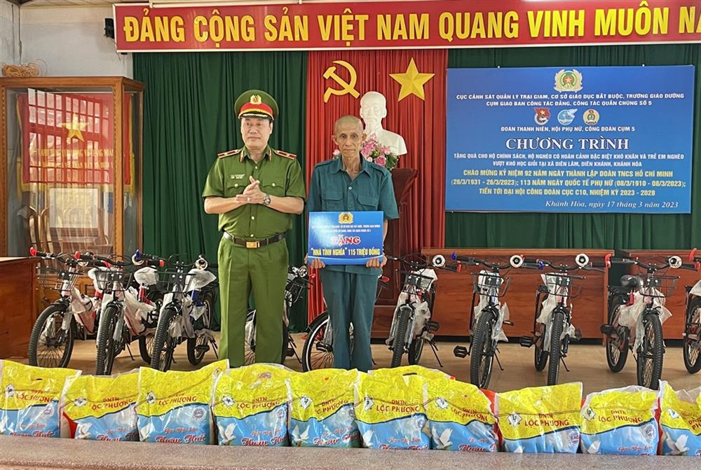 Thiếu tướng Phạm Văn Thân, Phó Cục trưởng Cục Cảnh sát quản lý Trại giam, Cơ sở giáo dục bắt buộc, Trường giáo dưỡng bàn giao nhà tình nghĩa cho người dân