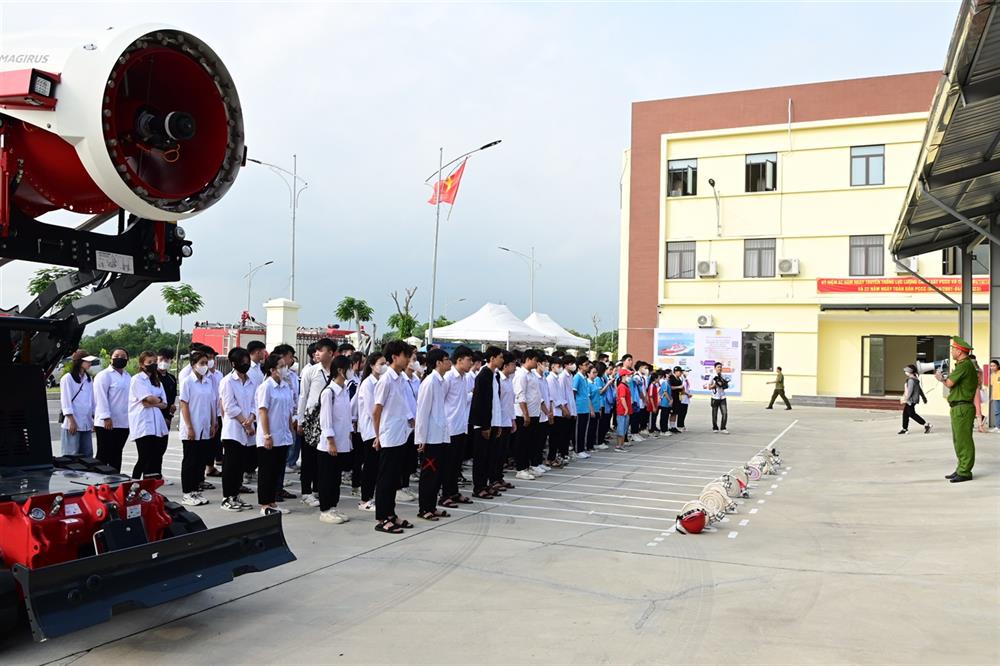 Các học sinh, sinh viên và giáo viên tham gia trải nghiệm.