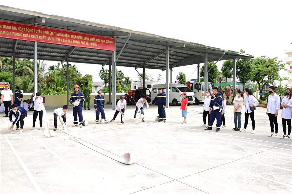 Các hoạt động thu hút đông đảo người dân, học sinh, sinh viên tham gia.