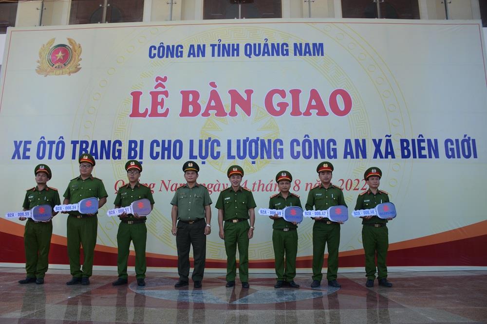 Công an tỉnh Quảng Nam bàn giao xe ô tô cho Công an xã biên giới.