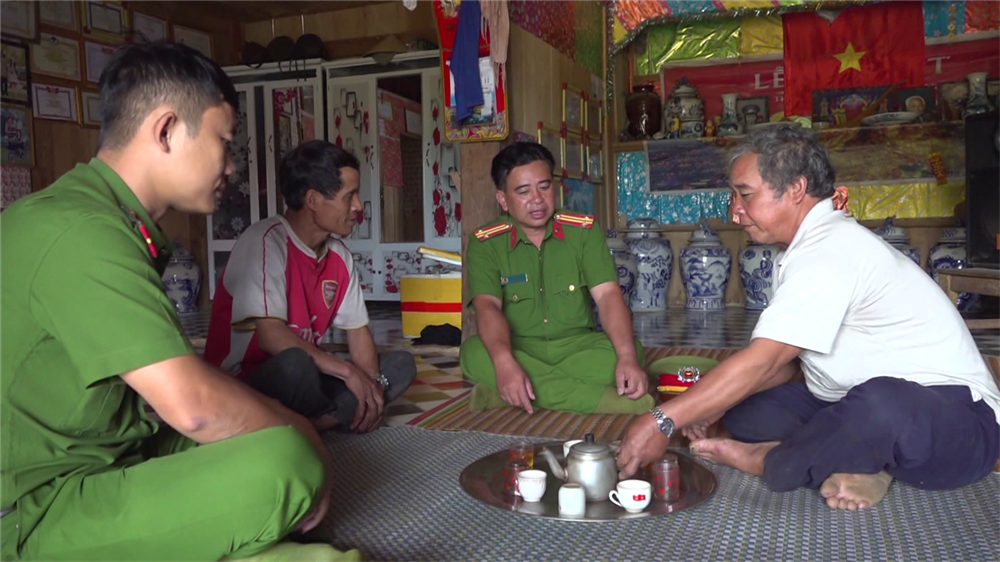 Cán bộ, chiến sĩ Công an xã đến từng nhà để gặp gỡ người dân, quản lý địa bàn