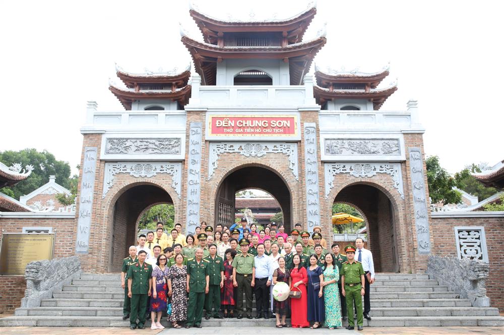 Đoàn đại biểu chụp ảnh lưu niệm tại Đền Chung Sơn.
