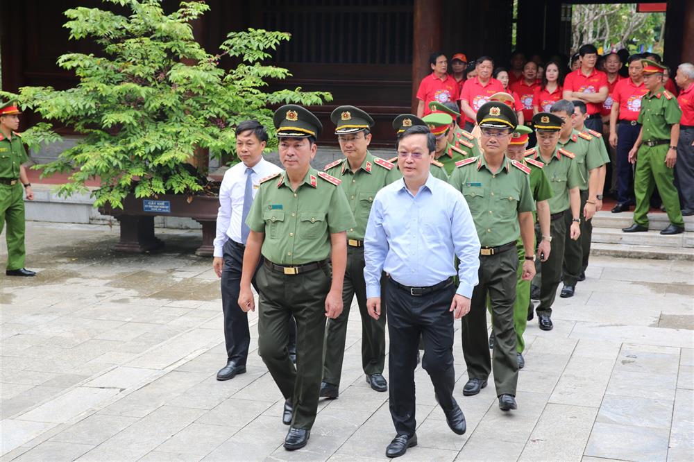 Thứ trưởng Trần Quốc Tỏ và đoàn đại biểu tổ chức dâng hương, dâng hoa tại Khu di tích Kim Liên.