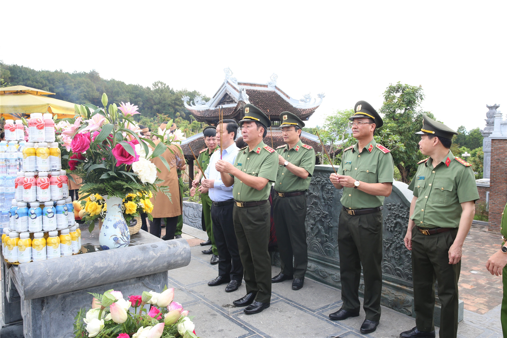 Đoàn đại biểu dâng hoa, dâng hương tại đền Chung Sơn - Đền thờ gia tiên Chủ tịch Hồ Chí Minh ở núi Chung, xã Kim Liên (Nam Đàn).
