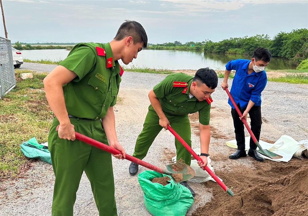 Công an quận Hải An giúp người dân phường Tràng Cát chống bão.
