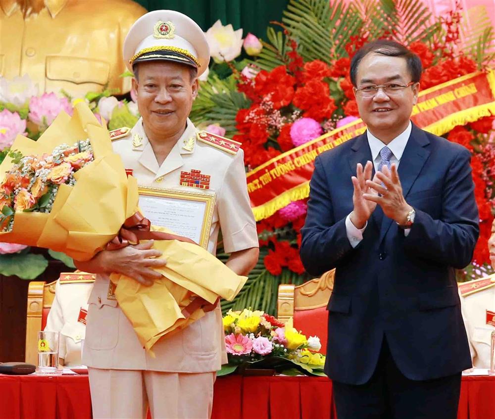 Đồng chí Vũ Chiến Thắng, Thứ trưởng Bộ Nội vụ trao Quyết định thành lập cho Hội Cựu CAND Việt Nam.