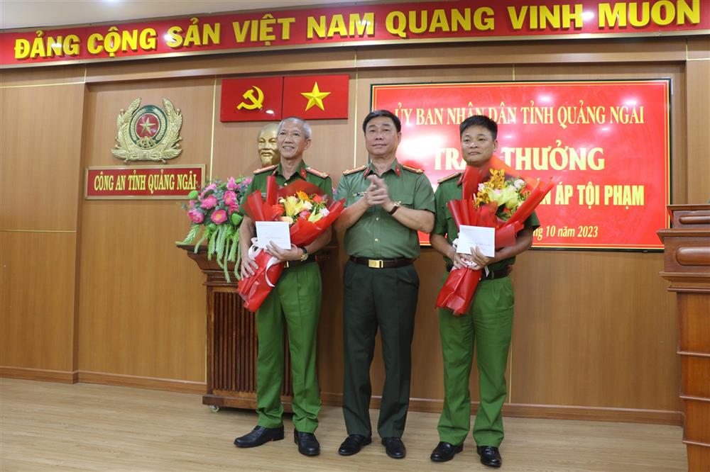 Đại tá Phan Công Bình, Giám đốc Công an tỉnh Quảng Ngãi trao Giấy khen tặng phòng Cảnh sát hình sự và Công an TP Quảng Ngãi.