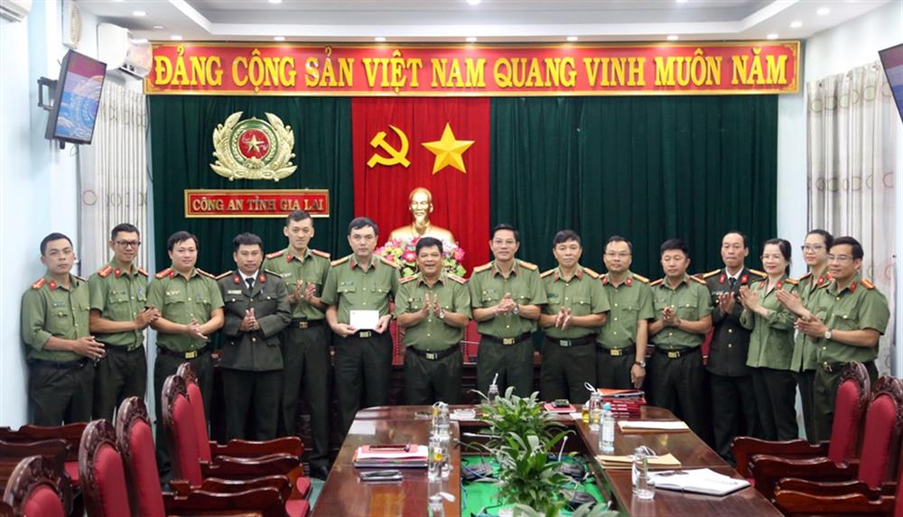 Thiếu tướng Rah Lan Lâm, Giám đốc Công an tỉnh và Đại tá Nguyễn Ngọc Sơn, Phó Giám đốc Công an tỉnh, Trưởng Ban chuyên án khen thưởng động viên cán bộ, chiến sĩ tham gia triệt phá đường dây, tổ chức tội phạm lừa đảo qua mạng xã hội.