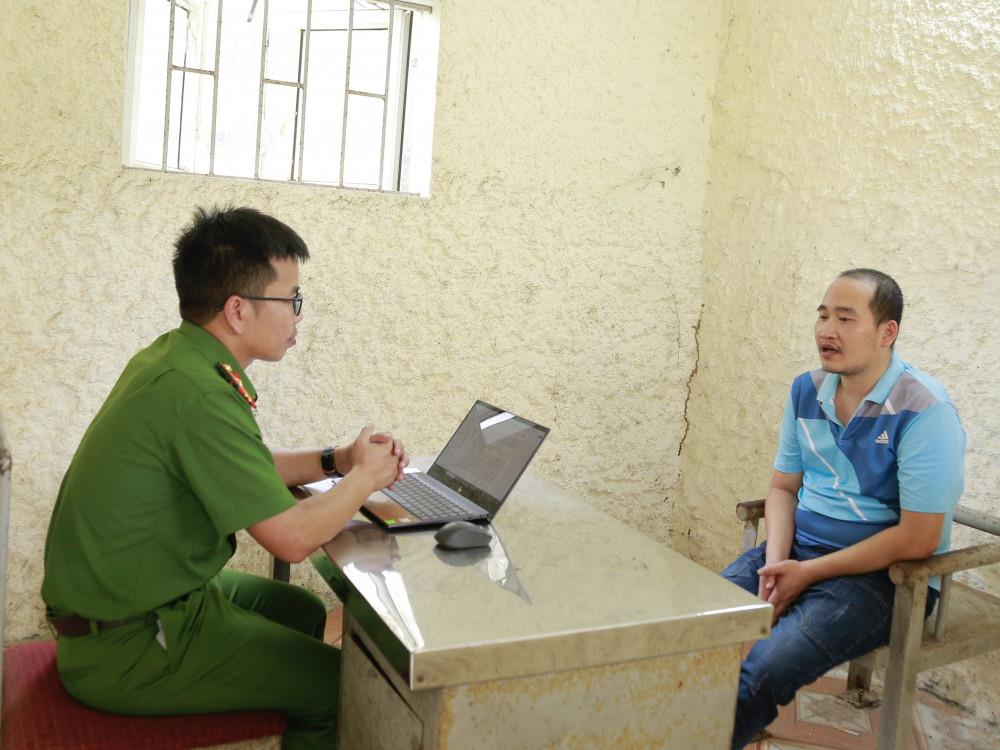 Đối tượng Nguyễn Phú Vinh tại cơ quan điều tra.