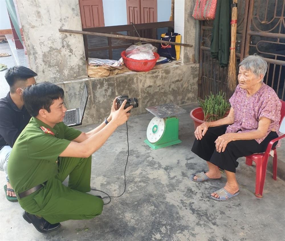 Đại úy Nguyễn Văn Tùng hướng dẫn người dân ở xã Tân Việt giải quyết thủ tục hành chính.