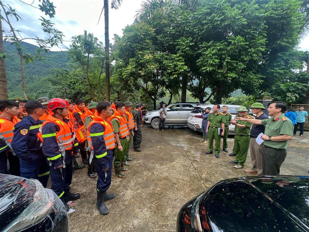 Ảnh 1. Lãnh đạo Công an tỉnh chủi đạo các lực lượng nhanh chóng triển khai các phương án cứu nạn, cứu hộ.