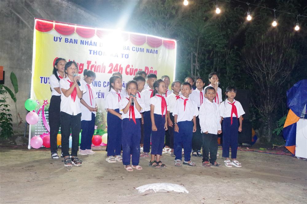 Chương trình 24 giờ cùng nhân dân được Công an xã Ba Cụm Nam lồng ghép cùng nhiều hoạt động ý nghĩa.