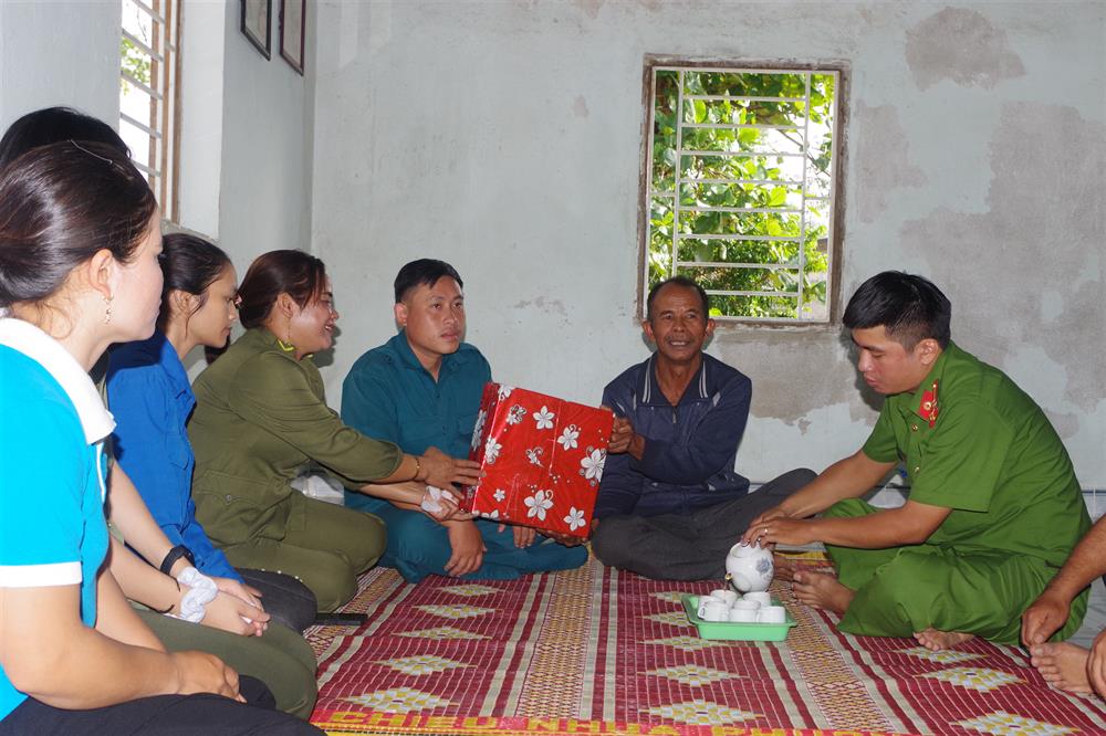 Công an xã Ba Cụm Nam phối hợp với các ban, ngành, đoàn thể xã đến thăm, tặng quà Tết cho ông Mấu Quốc Vượng. 