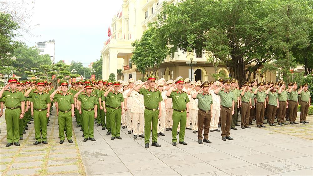 Các đại biểu dâng hương, dâng hoa tưởng nhớ Chủ tịch Hồ Chí Minh.