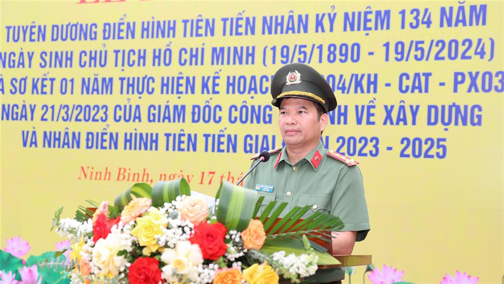Đại tá Đặng Trọng Cường, Giám đốc Công an tỉnh báo cáo những kết quả, thành tích, chiến công của Công an tỉnh với Chủ tịch Hồ Chí Minh kính yêu.