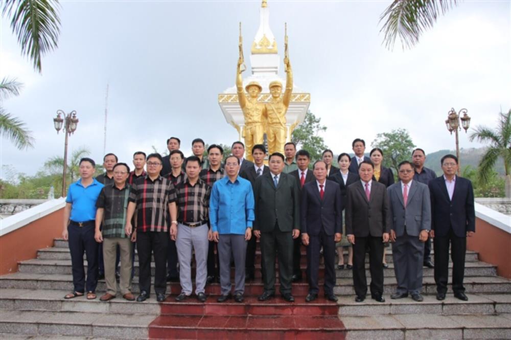thắp hương Tượng đài liệt sĩ, thăm quan các địa điểm du lịch tại thành phố Mương Xay, tỉnh U Đôm Xay.