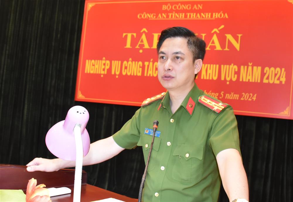 Đại tá Phùng Xuân Tiến, Phó Giám đốc Công an tỉnh phát biểu chỉ đạo tại buổi khai giảng.