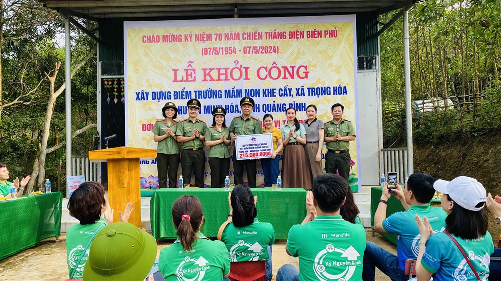 Công an Quảng Bình đại diện Quỹ cơm trưa cho bé trao 215 triệu đồng hỗ trợ xây dựng điểm trường Khe Cấy.