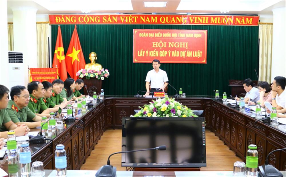 Đồng chí Nguyễn Hải Dũng, Phó Trưởng đoàn Đại biểu Quốc hội tỉnh phát biểu tại hội nghị.