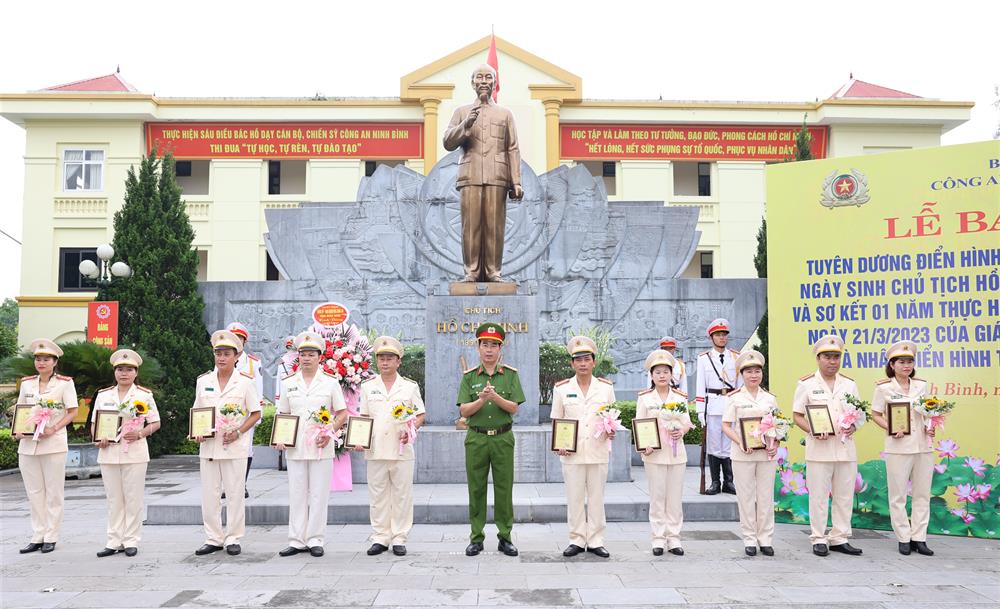 tuyên dương các tập thể điển hình tiên tiến tiêu biểu có thành tích xuất sắc trong phong trào thi đua Vì an ninh Tổ quốc nhân kỷ niệm 134 năm Ngày sinh Chủ tịch Hồ Chí Minh.