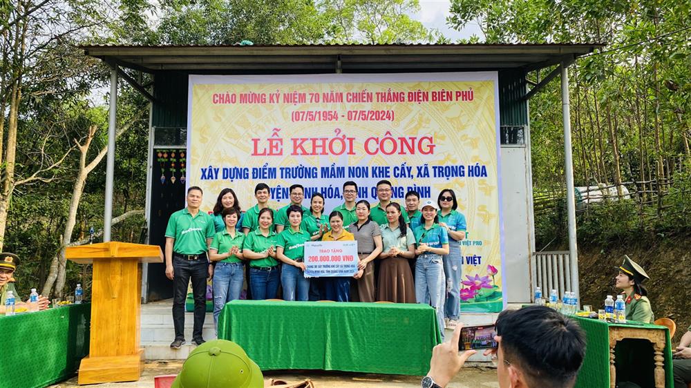 Đại diện Manulife vùng Đại Việt Pro trao 200 triệu đồng tiền hỗ trợ xây dựng điểm trường Khe Cấy.