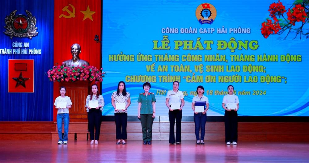 Thượng tá Công Thanh Thảo, Trưởng Ban Công đoàn Công an nhân dân trao quà tặng các đoàn viên Công đoàn.