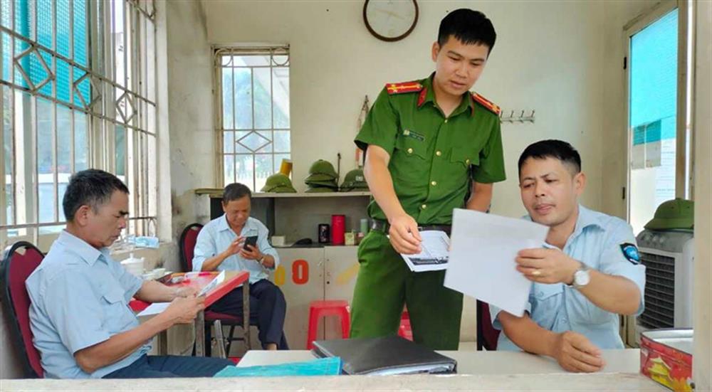 Phát tờ rơi, tuyên truyền cảnh báo các thủ đoạn lừa đảo cho lực lượng bảo vệ.