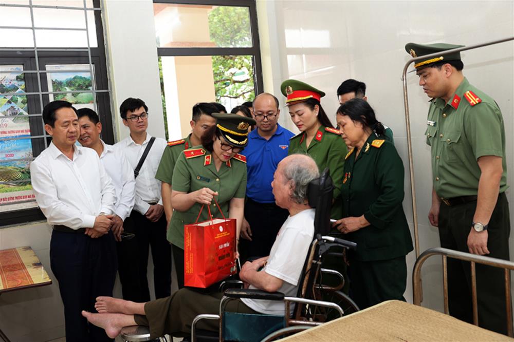 Đoàn tặng quà các thương, bệnh binh.