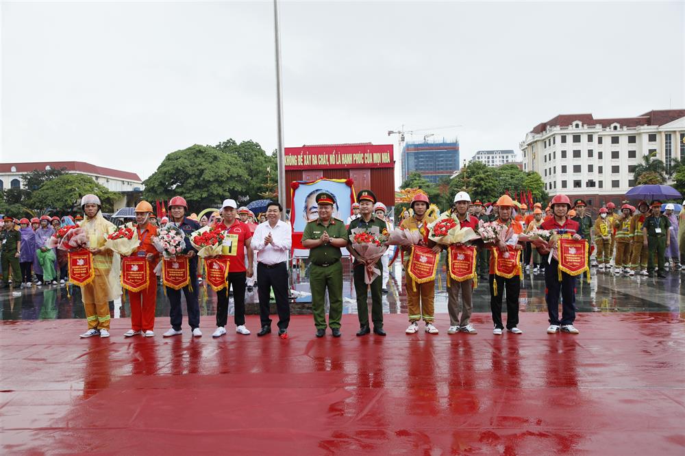 Đồng chí Nguyễn Quang Hưng, Phó Chủ tịch Thường trực Ủy ban nhân dân tỉnh và lãnh đạo Cục nghiệp vụ Bộ công an trao Cờ lưu niệm cho các đội thi.