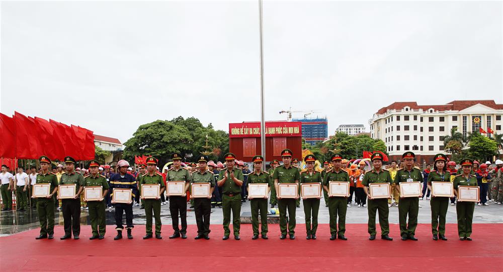 Đại tá Vũ Mạnh Hà, Phó Giám đốc Công an tỉnh trao Bằng khen và Giấy khen tặng các tập thể, cá nhân có thành tích xuất sắc trong tham mưu, tổ chức Hội thi.