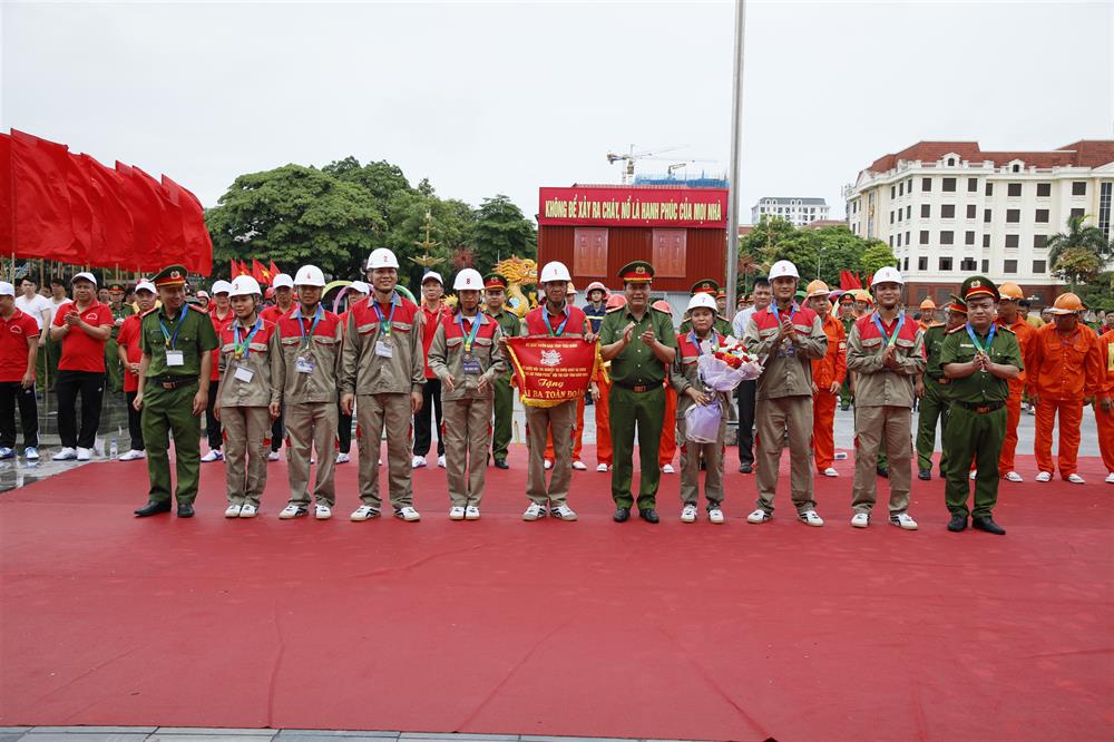 Đồng chí Đại tá Vũ Mạnh Hà - Phó Giám đốc Công an tỉnh, Phó Trưởng ban Tổ chức Hội thi trao giải cho các đội tuyển.
