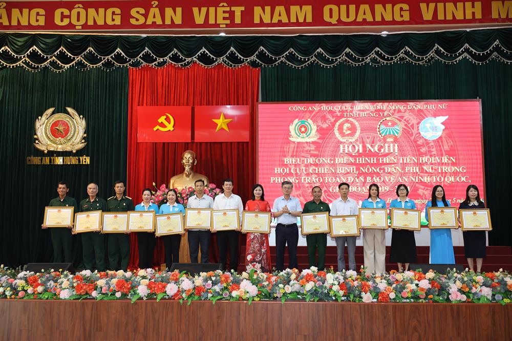 Đồng chí Nguyễn Duy Hưng – Phó Chủ tịch Ủy ban nhân dân tỉnh, Trưởng Ban chỉ đạo 138 tỉnh trao Bằng khen của Ủy ban nhân dân tỉnh cho các tập thể, cá nhân có thành tích xuất sắc.