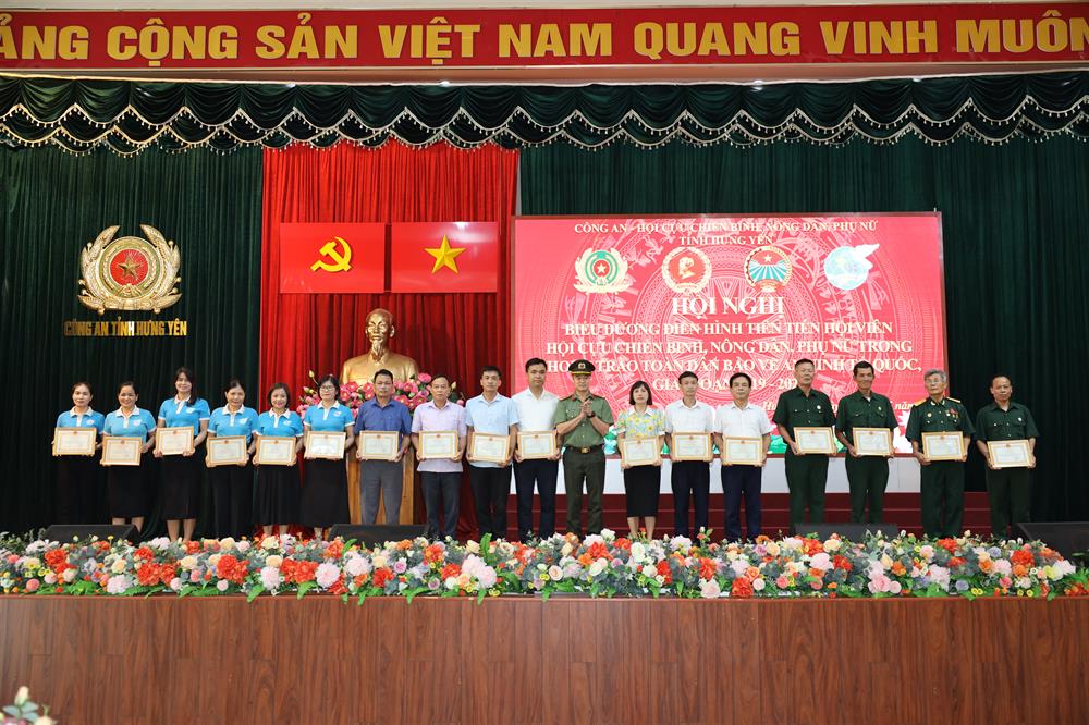 Đồng chí Thượng tá Nguyễn Trường Lâm – Phó Giám đốc Công an tỉnh trao Giấy khen của Giám đốc Công an tỉnh cho các tập thể, cá nhân có thành tích xuất sắc.