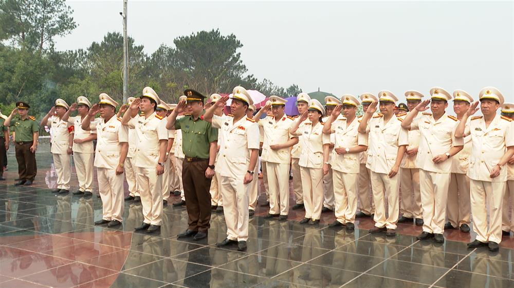 4. Đoàn công tác dâng hương, dâng hoa và báo công tại Tượng đài chiến thắng Điện Biên Phủ.