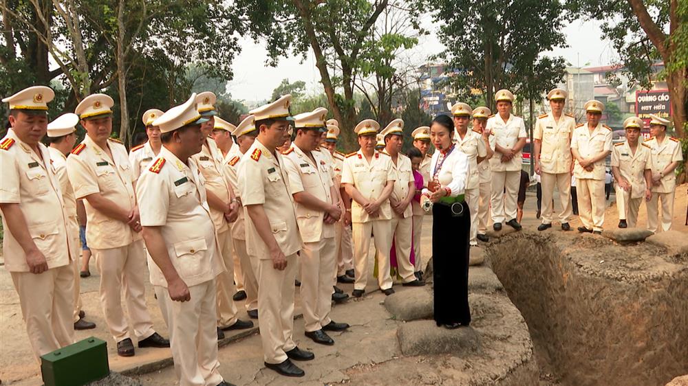 Đoàn thăm quan Nghĩa trang Liệt sĩ Quốc gia Đồi A1.