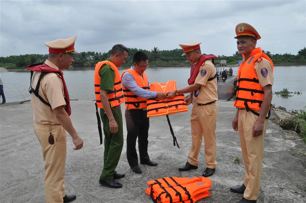 Lực lượng Cảnh sát giao thông đường thủy Công an tỉnh Hải Dương tặng áo, phao cứu sinh cho các phương tiện vận tải hành khách qua sông.