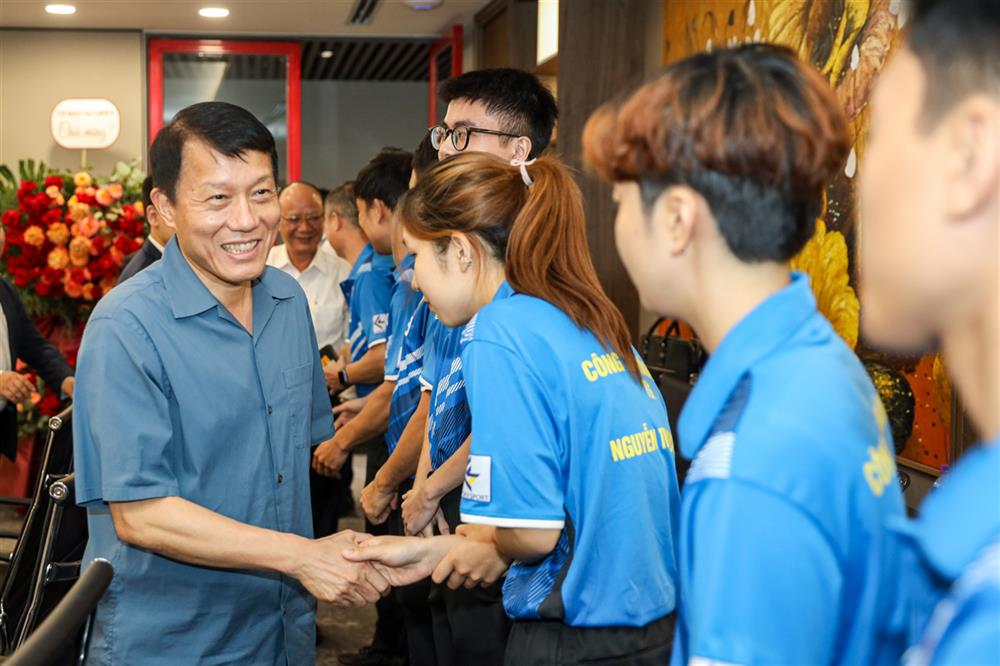 Thứ trưởng Lương Tam Quang chúc mừng các vận động viên.