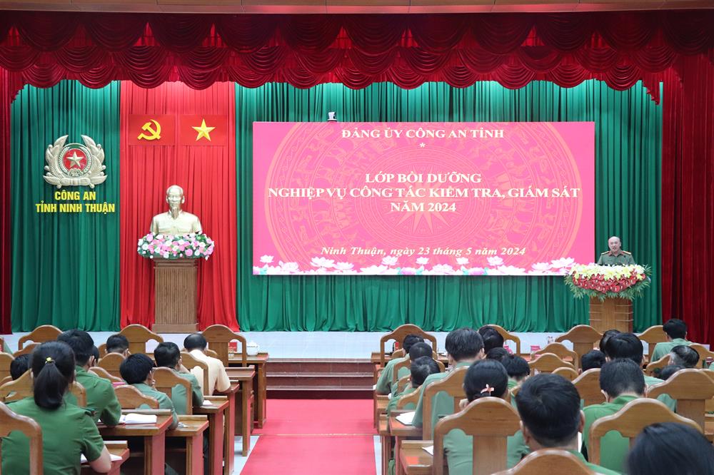 Đại tá Nguyễn Quốc Huy, Ủy viên Ủy ban kiểm tra Đảng ủy Công an Trung ương báo cáo tại lớp bồi dưỡng nghiệp vụ công tác kiểm tra, giám sát năm 2024.