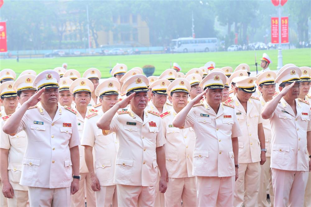Đoàn Đại biểu Đảng ủy Công an Trung ương, Bộ Công an đã đặt vòng hoa, vào Lăng viếng Chủ tịch Hồ Chí Minh.