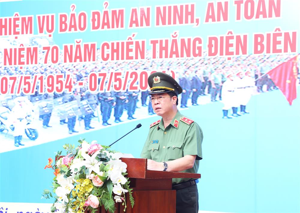 Trung tướng Trần Hải Quân, Tư lệnh Bộ Tư lệnh Cảnh vệ đã phát lệnh ra quân.