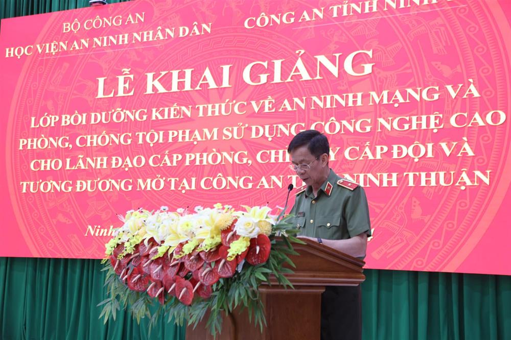 Thiếu tướng, Tiến sĩ Trần Kim Hải – Phó Giám đốc học viên An ninh nhân dân phát biểu chỉ đạo tại lễ khai giảng.